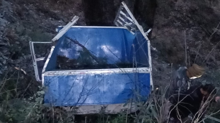 खाई में पिक जीप के गिरने से तीन लोगों की मौत.  (Photo: Screengrab)