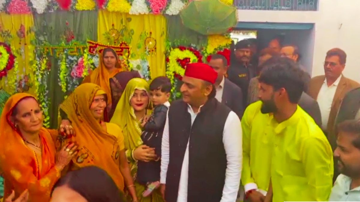 अचानक शादी वाले घर में पहुंचे अखिलेश यादव. (Photo: Screengrab)