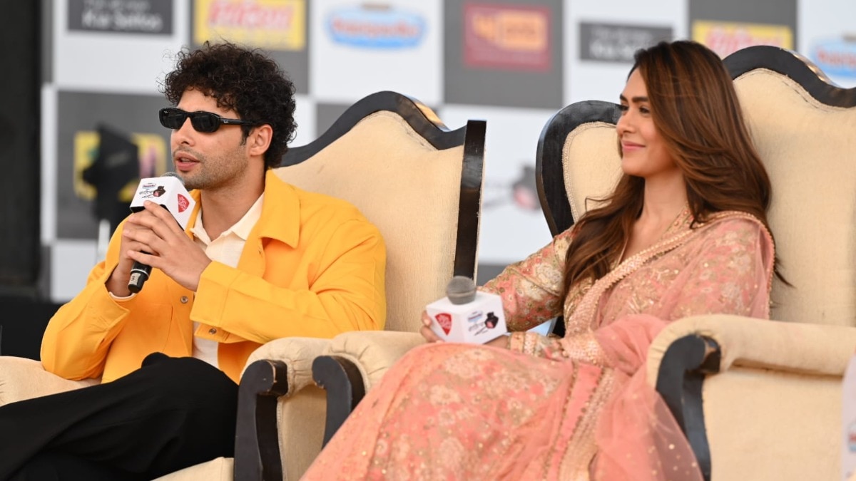 साहित्य आज तक के मंच पर मृणाल ठाकुर और सिद्धांत चतुर्वेदी (Photo: ITG)