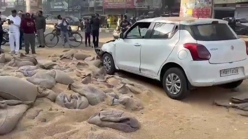 बाल-बाल बचे कार सवार (Photo: Screengrab)