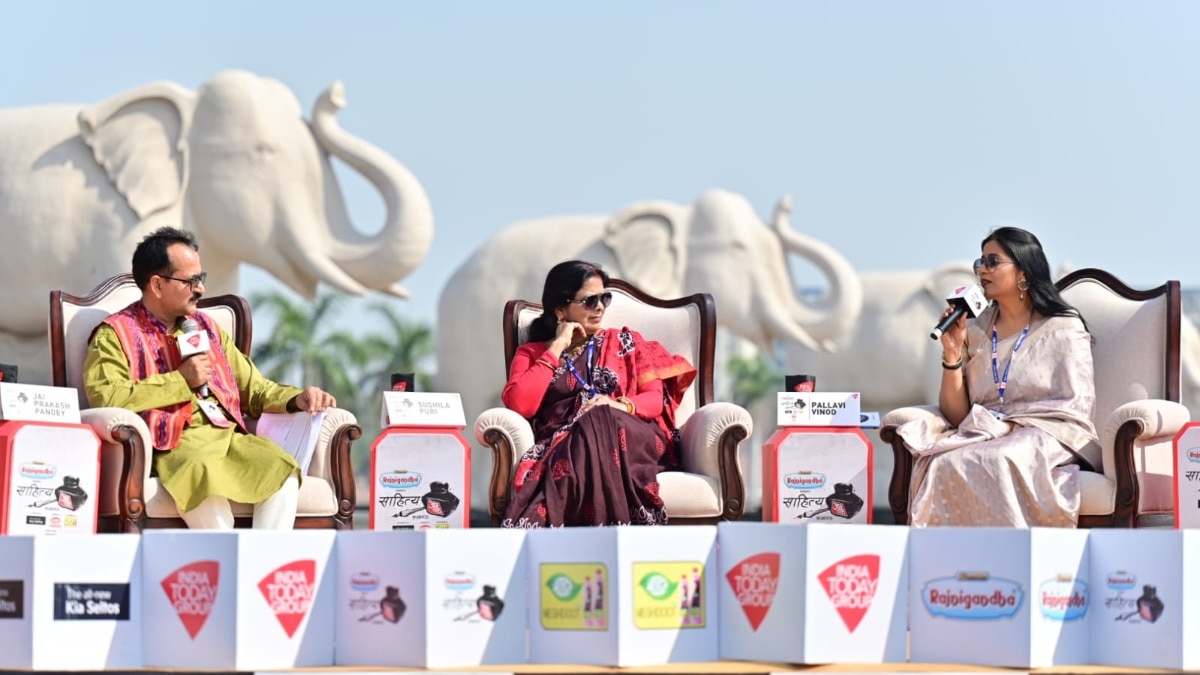 साहित्य आजतक के मंच पर पल्लवी विनोद और सुशीला पुरी