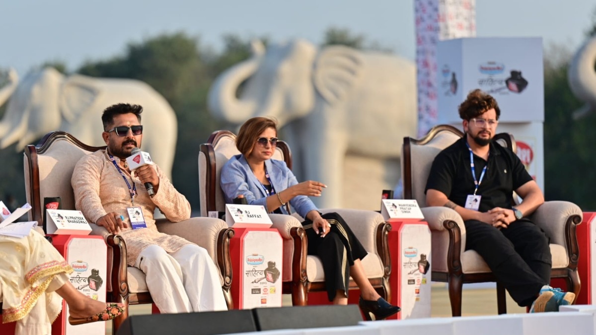 साहित्य आजतक के मंच पर आरजे मानवेंद्र, आरजे रफत और आरजे प्रतीक (Photo: ITG)