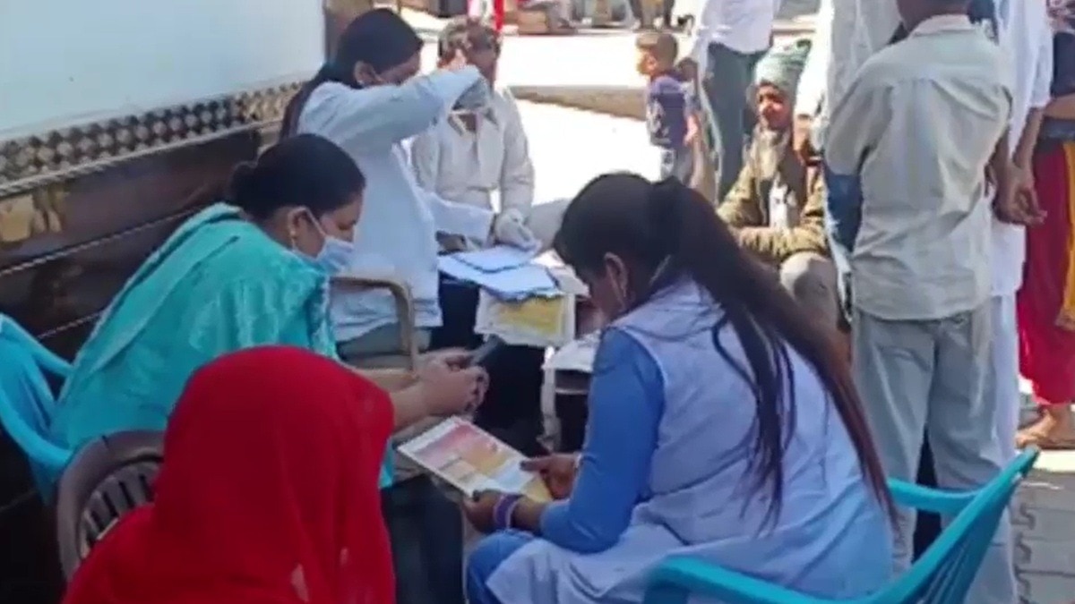 गांव में लोगों की स्क्रीनिंग करती स्वास्थ्य विभाग की टीम.  (Photo: Screengrab)