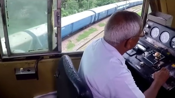 ट्रेन ड्राइवर यानी लोको पायलट की नौकरी सम्मानजनक और जिम्मेदारी भरी होती है. ( Photo: Ministry of Railway)