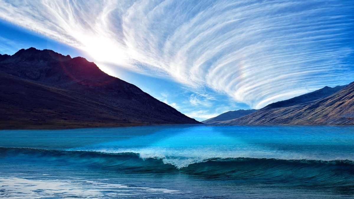 यहां पानी के अंदर गिरता है दुनिया का सबसे बड़ा झरना (Photo: Pixabay)