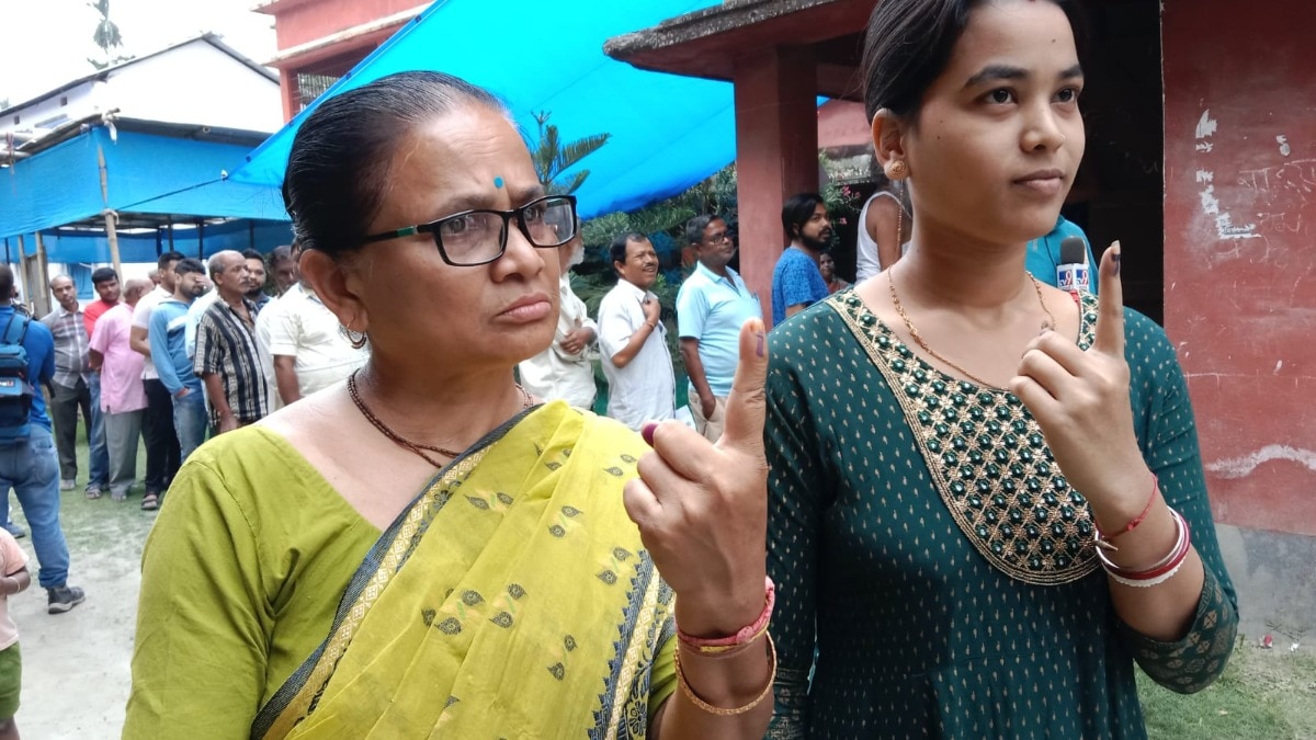 पश्चिम बंगाल से तमिलनाडु तक महिला वोटर पर मेहरबान सभी राजनीतिक दल. (Photo: Prasun Bose/India Today)