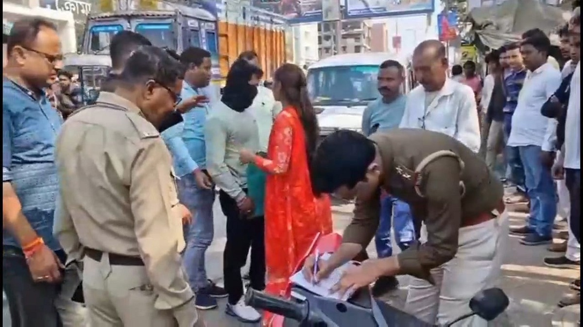 जांच में जुटी पुलिस. (Photo: ITG)