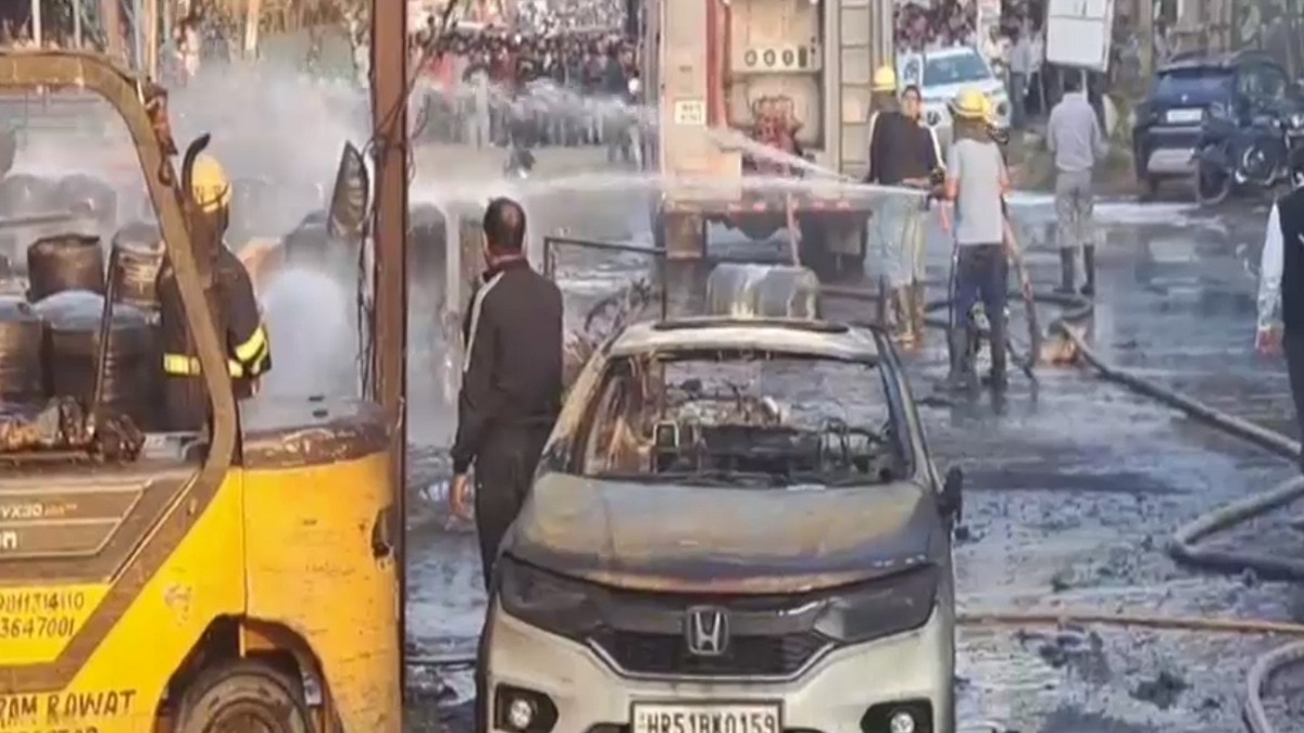 फैक्ट्री में आग लगने के बाद धमाका हो गया. (Photo: Screengrab)