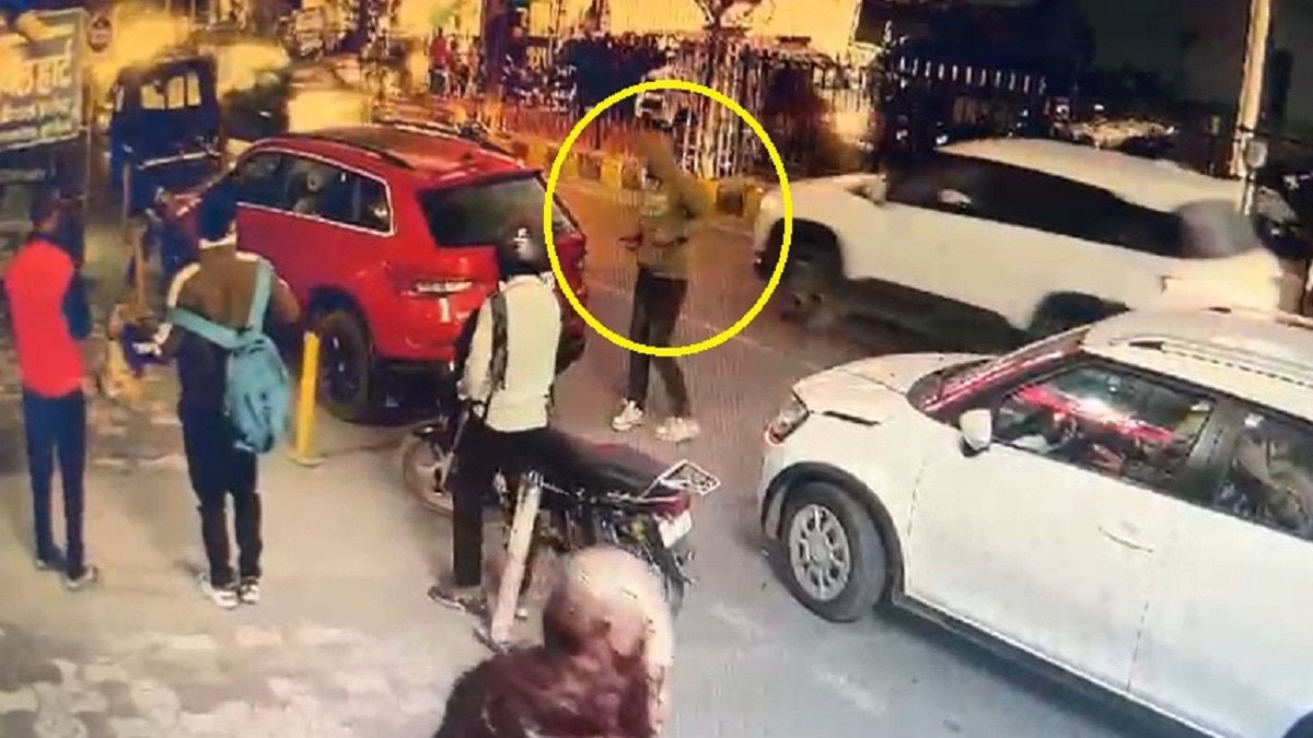 हमलावर बाइक से आए और गोली मारकर फरार हो गए. (Photo: ITG)