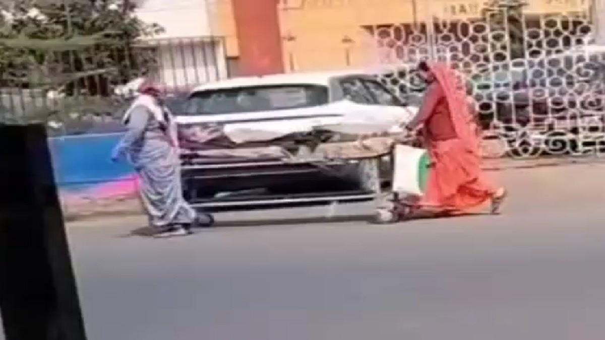 Indore shocking video has gone viral outside Indore's MY Hospital 