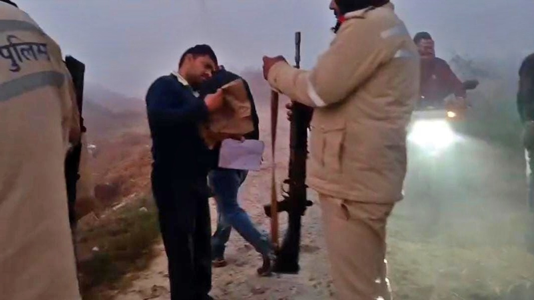 Police team investigating the incident site (Photo- ITG)