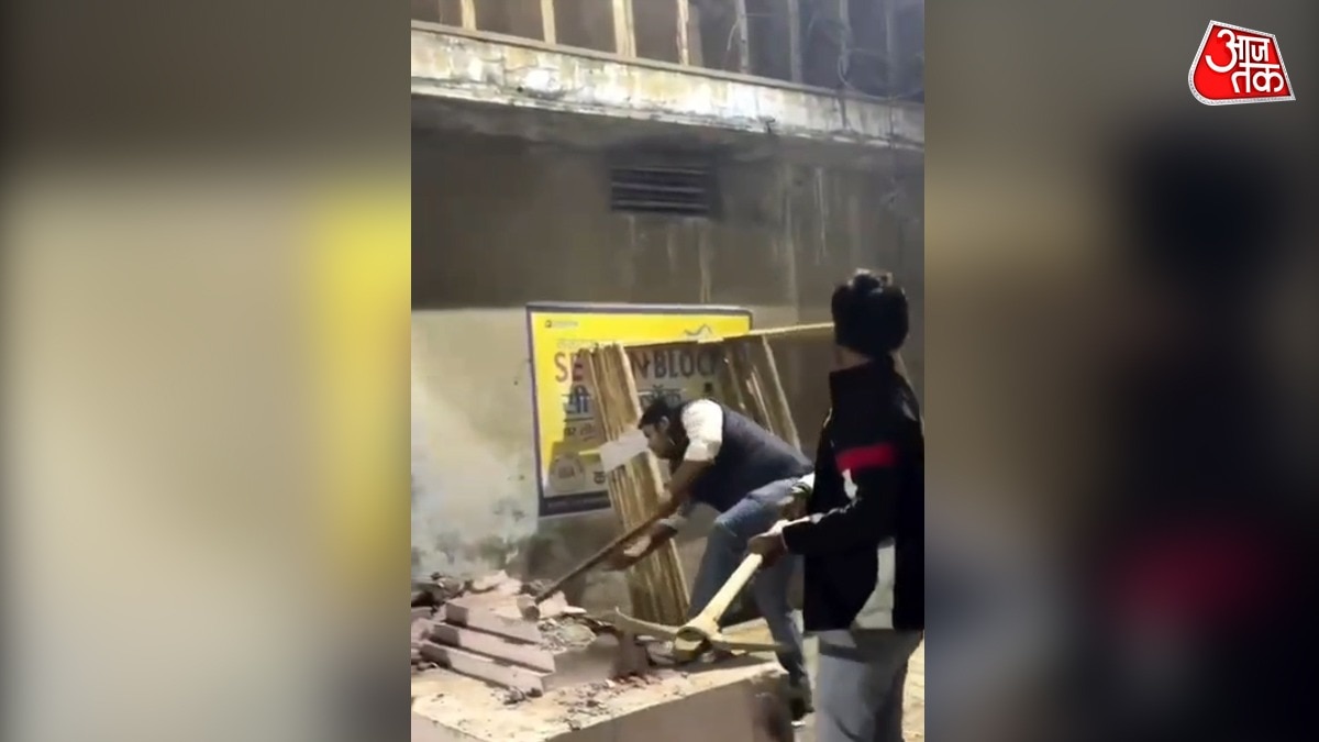 गाजियाबाद में मजार तोड़ने का दावा किया जा रहा है  (Photo: Screengrab)