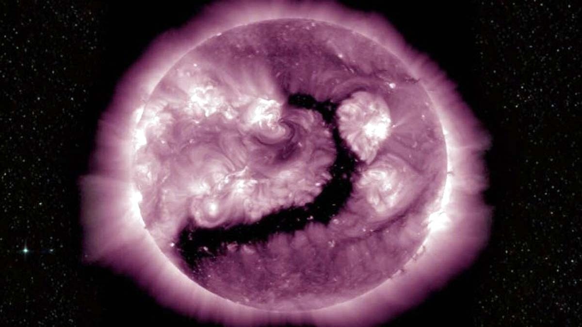 नासा के सोलर डायनेमिक ऑब्जरवेटरी ने ली इस काले गड्ढे की तस्वीर. (Photo: NASA)