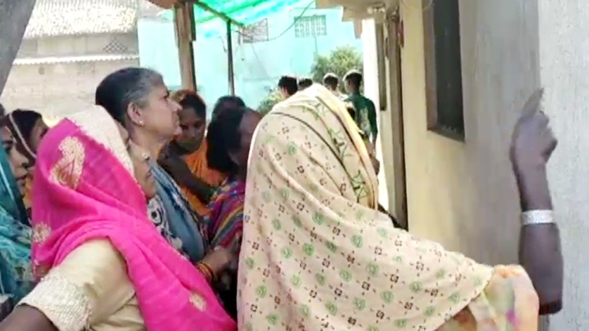 सदमे में दंपती ने घर के आंगन में खत्म की जीवनलीला.(Photo:ITG)