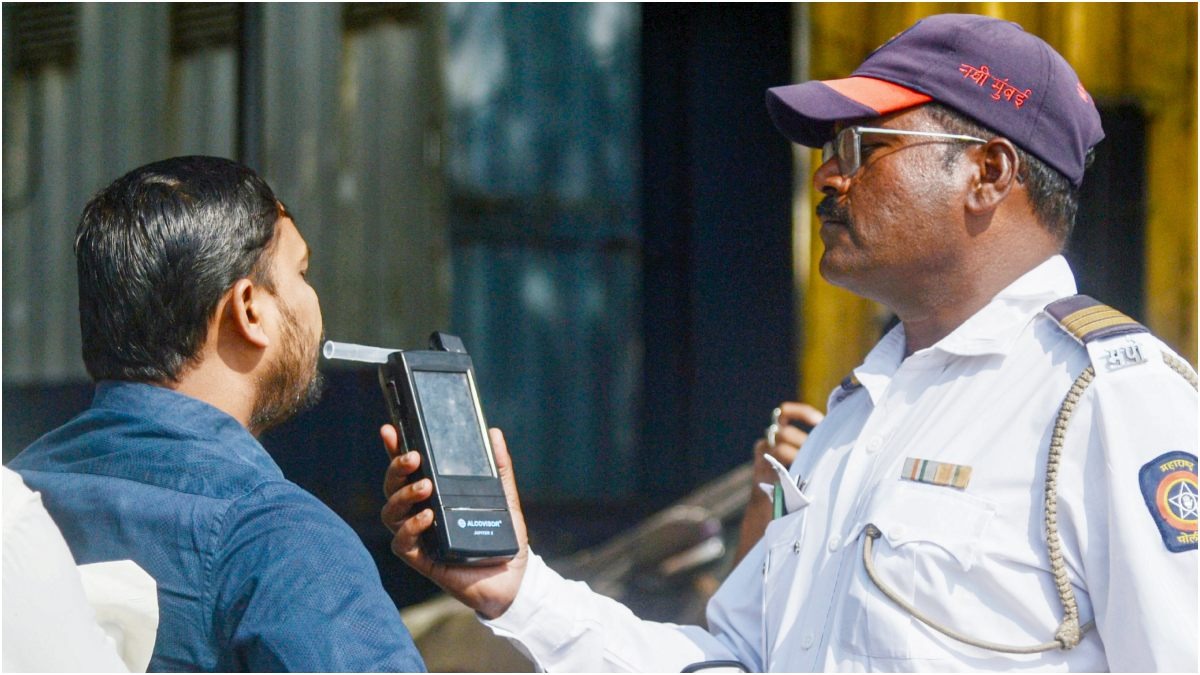 सोशल मीडिया पर एक वीडियो वायरल होने के बाद नियमों पर बात रही है. (Photo:PTI)