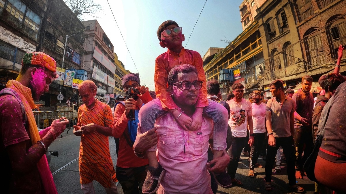 स्थानीय वेशभूषा में खुद को संस्कृति के करीब महसूस करें (Photo: Pexels)