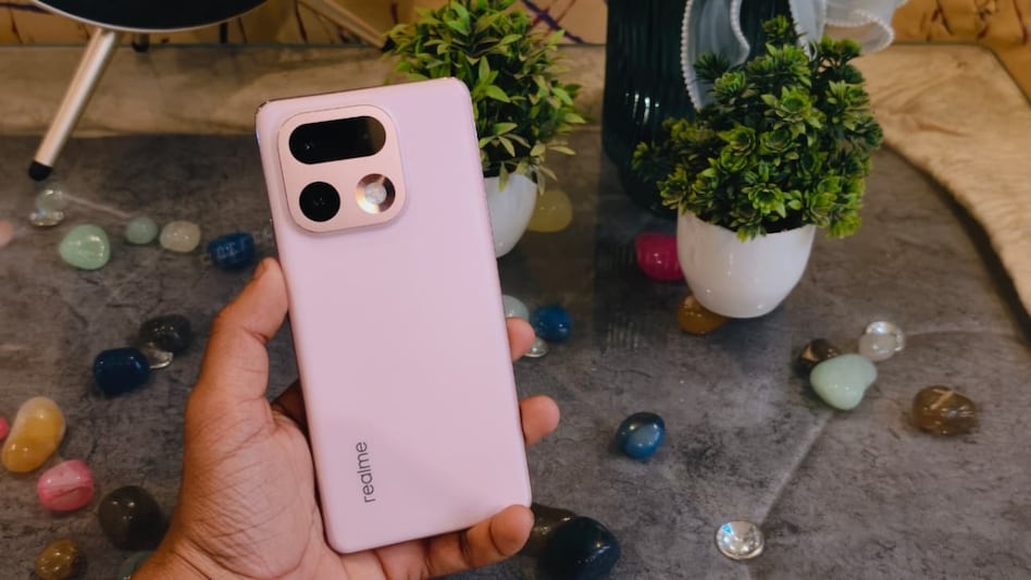 Realme 16 Pro+ 5G Review: 200MP कैमरे वाला स्टाइलिश फोन, परफॉर्मेंस में मार पाएगा बाजी? - realme 16 pro plus review specifications price tteca - AajTak