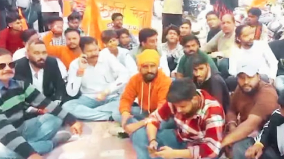 करणी सेना के कार्यकर्ताओं ने विरोध किया. (Photo: Screengrab)