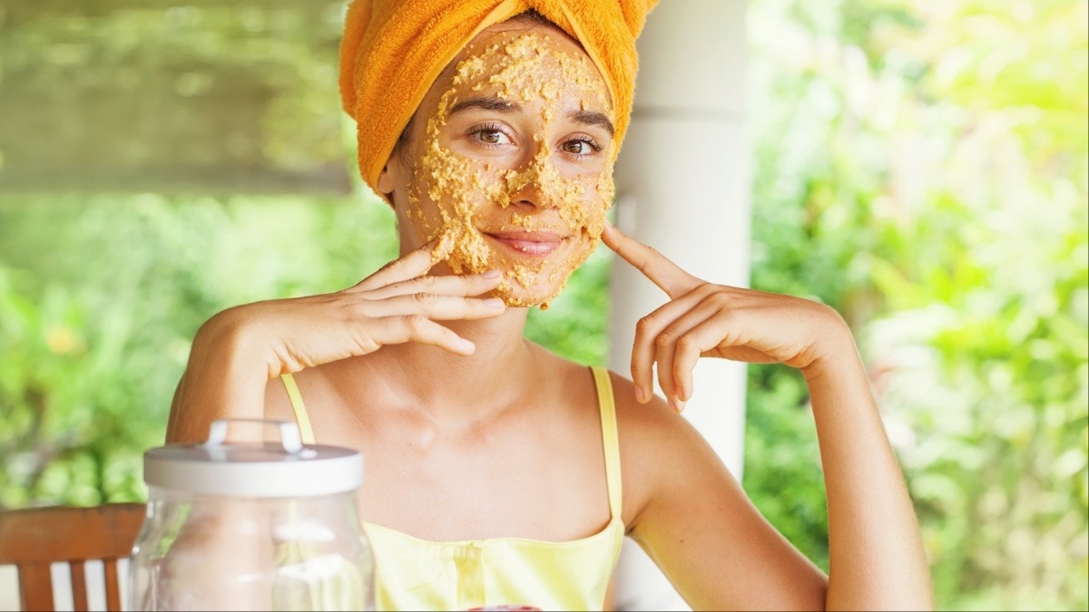 बेसन खाने और ग्लोइंग दोनों के काम आता है.  (Photo- Getty Image)