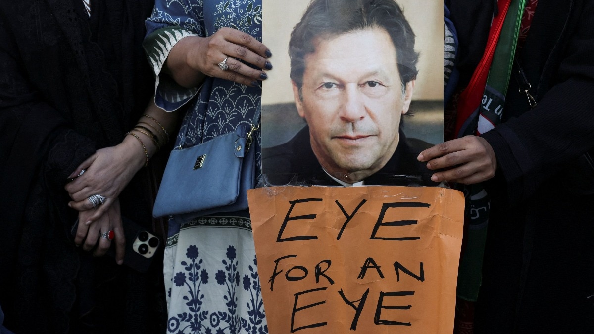 इमरान खान के लिए सड़कों पर उतरे पीटीआई समर्थक (Photo: Reuters)