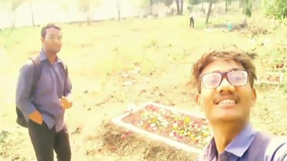 कब्रिस्तान में रीलबाजी (Photo: itg)