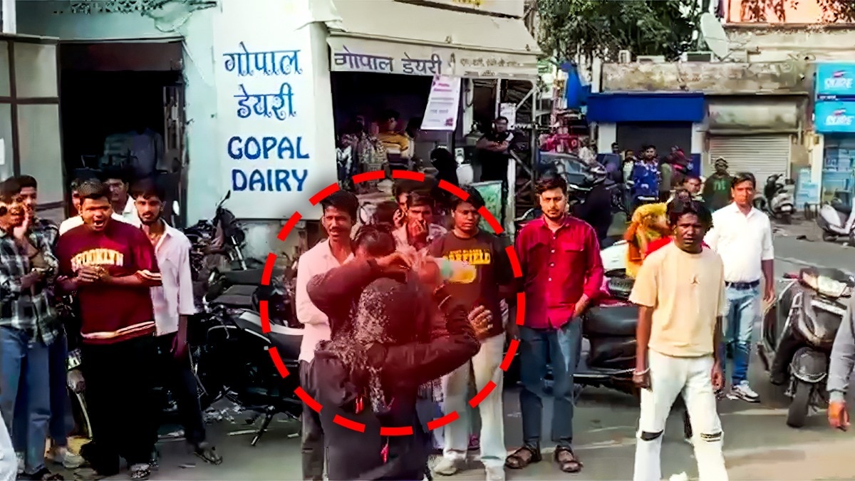 बीच सड़क पर हंगामे के बाद मां-पिता ने खुद पर केरोसिन डाल लिया (Photo:ITG)