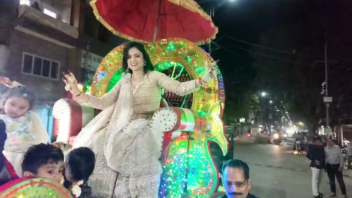 बग्गी पर सवार हुई दुल्हन. शहर में निकली बिंदौरी. (Photo: ITG)