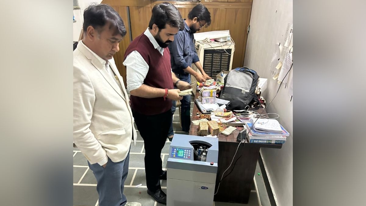 15 करोड़ से ज्यादा निकली जूनियर असिस्टेंट की संपत्ति. (Photo: ITG)