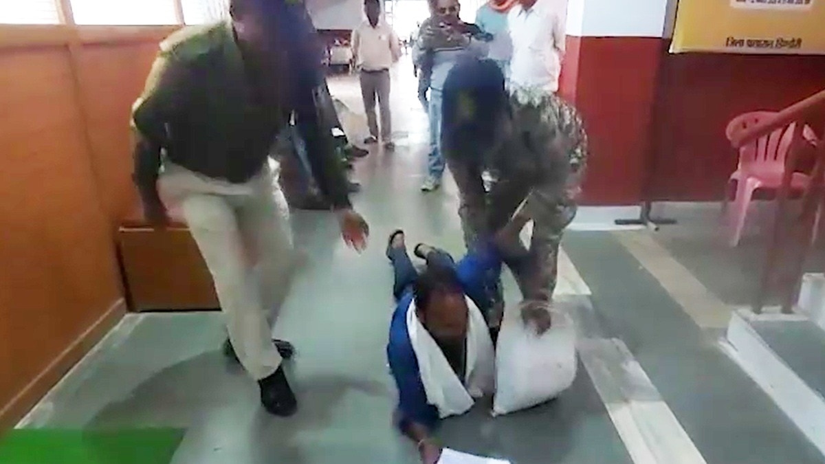 जनसुनवाई में रेंगते हुए पहुंचा आवेदक.(Photo:Screengrab)