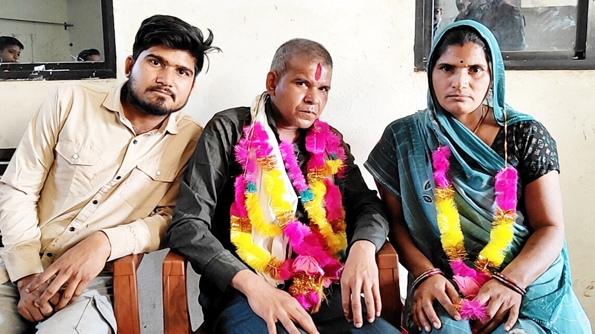 बेटे ने पहली बार देखा पिता का चेहरा.(Photo:ITG)