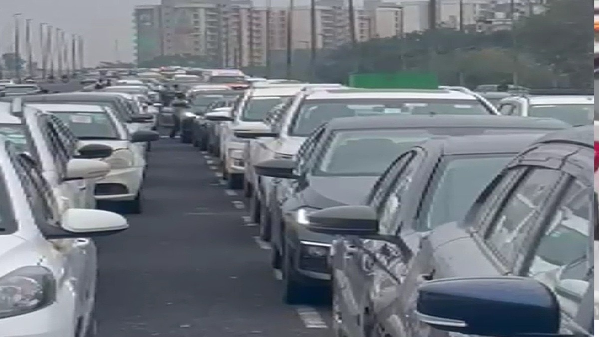 Huge traffic jam at Barapulla flyover 