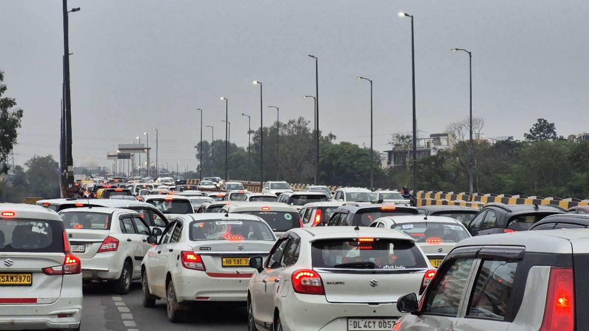 बारापुला फलाईओवर पर लगा भीषण ट्रैफिक जाम (Ashutosh Kumar/ITG)