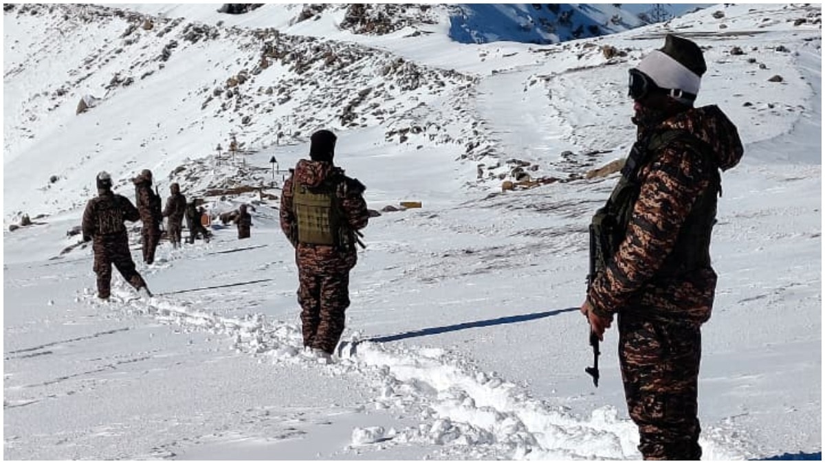 आतंकवादियों से निपटने के लिए सीआरपीएफ ने जम्मू-कश्मीर के उच्च ऊंचाई वाले क्षेत्रों में 43 टेंपरेरी ऑपरेटिंग बेस स्थापित किए. (Photo: ITG)