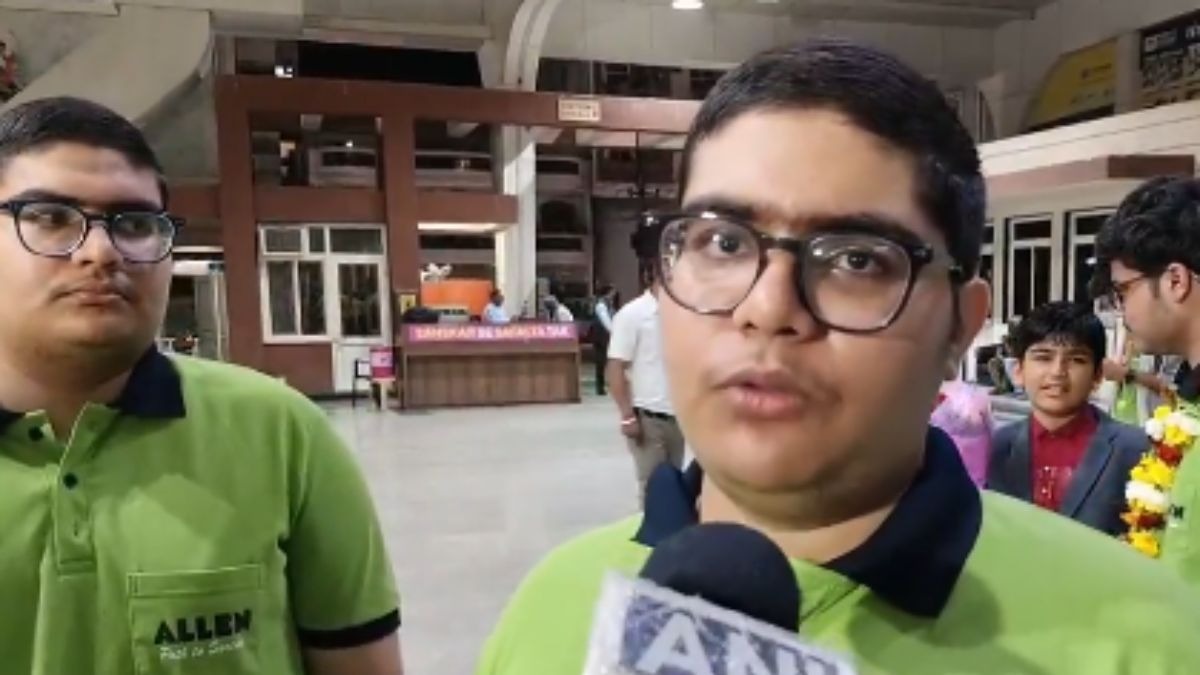 जॉइंट एंटरेंस एग्जामिनेशन (JEE) मेंस में 99.99 परसेंटाइल लाने वाले दो जुड़ा भाई महरूफ अहमद खान और मसरूर अहमद खान इस समय सुर्खियों में हैं. (Photo:x/@ani)