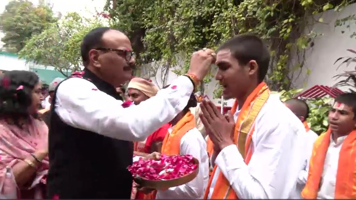 आवास पर बुलाया, तिलक लगाया... शंकराचार्य विवाद के बीच ब्रजेश पाठक ने किया 101 बटुकों का सम्मान