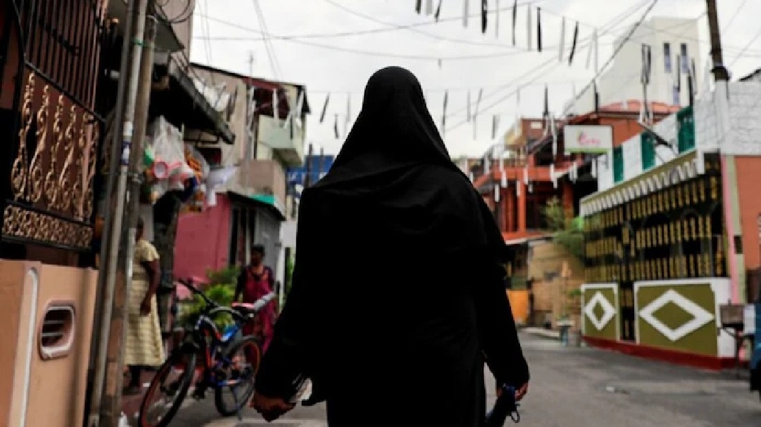 मर्दाना चाल ने खोली पोल... मुंबई लोकल में बुर्का पहनकर किया लेडीज कोच में सफर