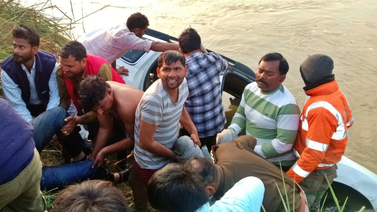 Car submerged in canal, rescue team (Photo- ITG)