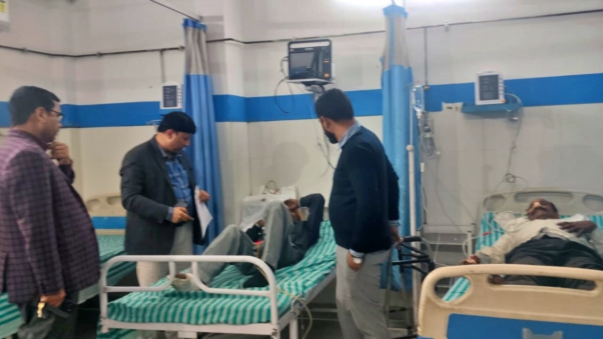 Officials meeting affected patients in Gorakhpur (Photo- Screengrab)