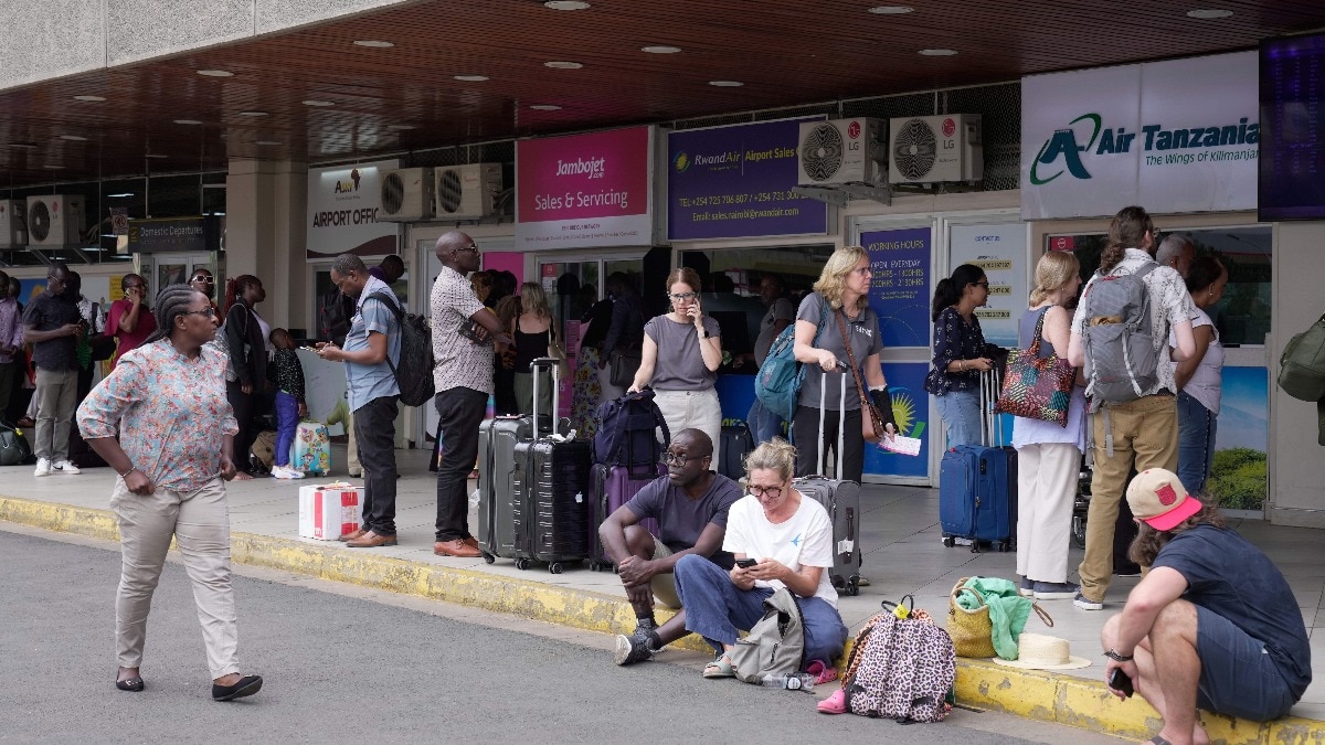 सर्वर डाउन होने से एयरपोर्ट पर यात्रियों को इंतजार करना पड़ा