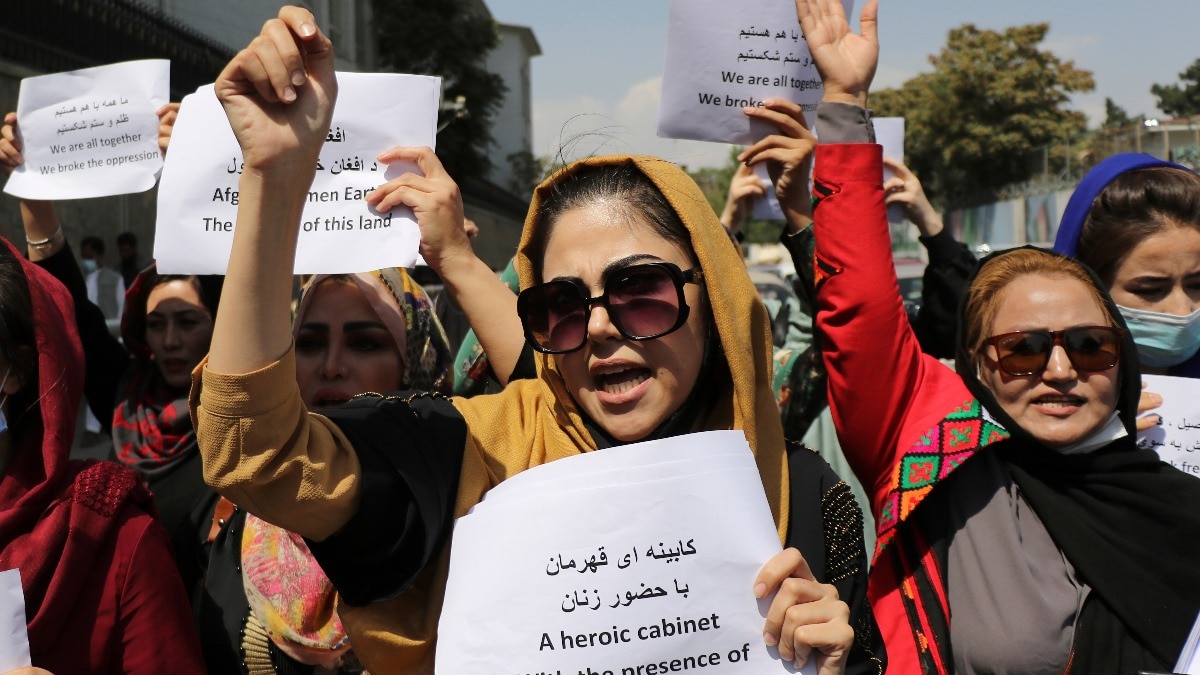 अफगानिस्तान में अपने अधिकारों के लिए पिछले साल काबुल की सड़कों पर महिलाओं ने किया था प्रदर्शन (FIle Photo: AP)