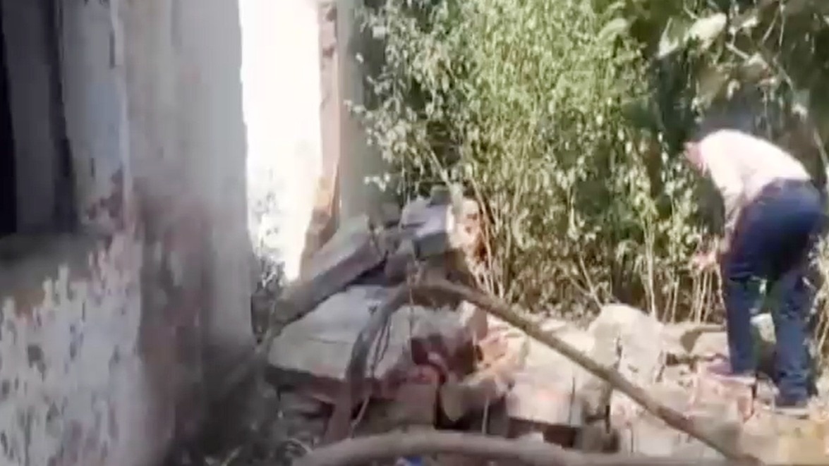 हेडमास्टर ने पहले ही दी थी जर्जर दीवार की चेतावनी.(Photo:Screengrab)