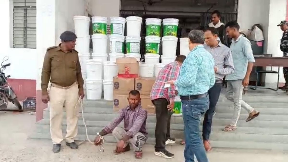 पुलिस टीम ने जब्त की स्प्रिट. (Photo: ITG)