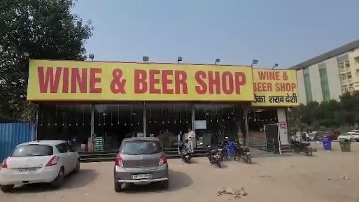 नकाबपोश बदमाशों ने वाइन शॉप की चोरी (Photo: Screengrab)