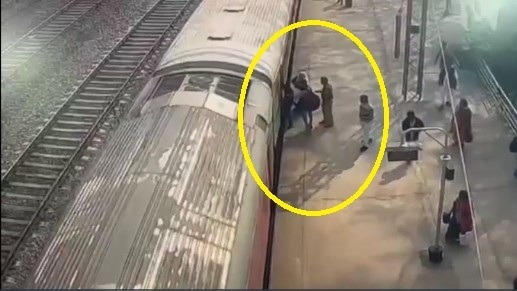 गोंडा में देवदूत बने RPF-GRP जवान, ट्रेन से फिसलने के बाद बचाई महिला की जान