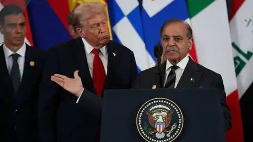 गाजा पीस बोर्ड की बैठक के मंच का उपयोग शहबाज ने ट्रंप को मक्खन लगाने के लिए किया  (Photo: PTI)