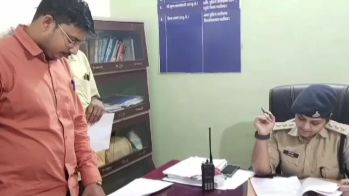 पीड़ित ने थाने पहुंचकर पुलिस अफसरों से की शिकायत. (Photo: Screengrab)