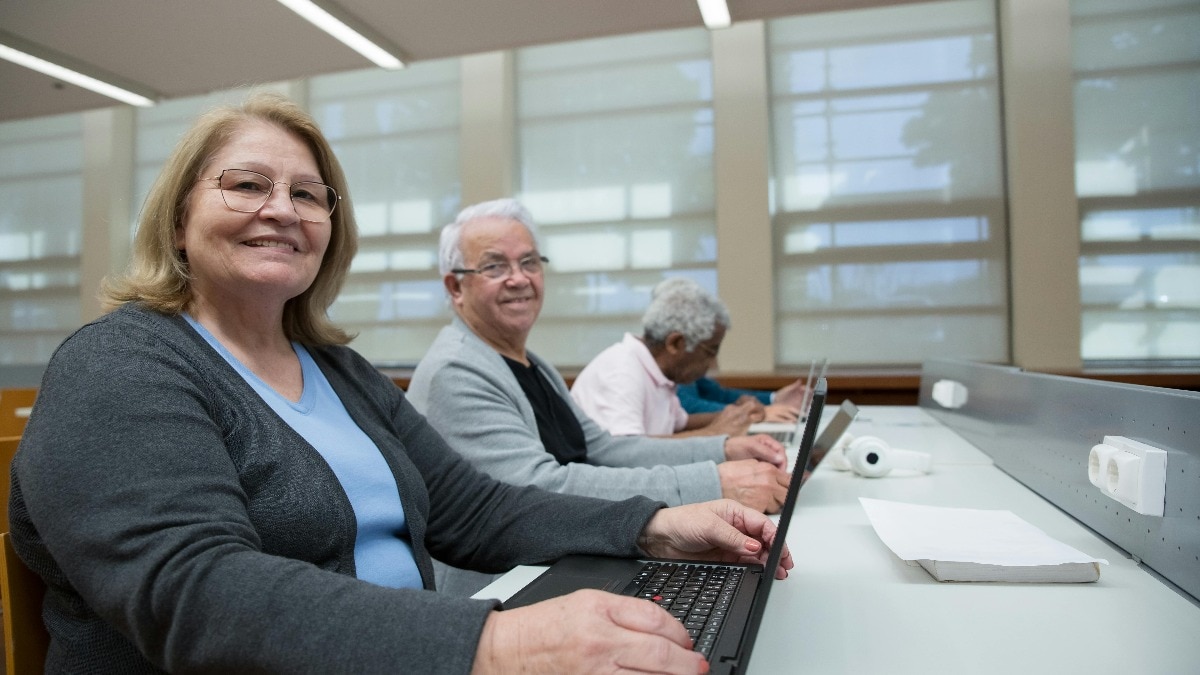 चीन में रिटायर्ड लोग विदेश में पढ़ाई करने के लिए जा रहे हैं. (Photo: Pexels)