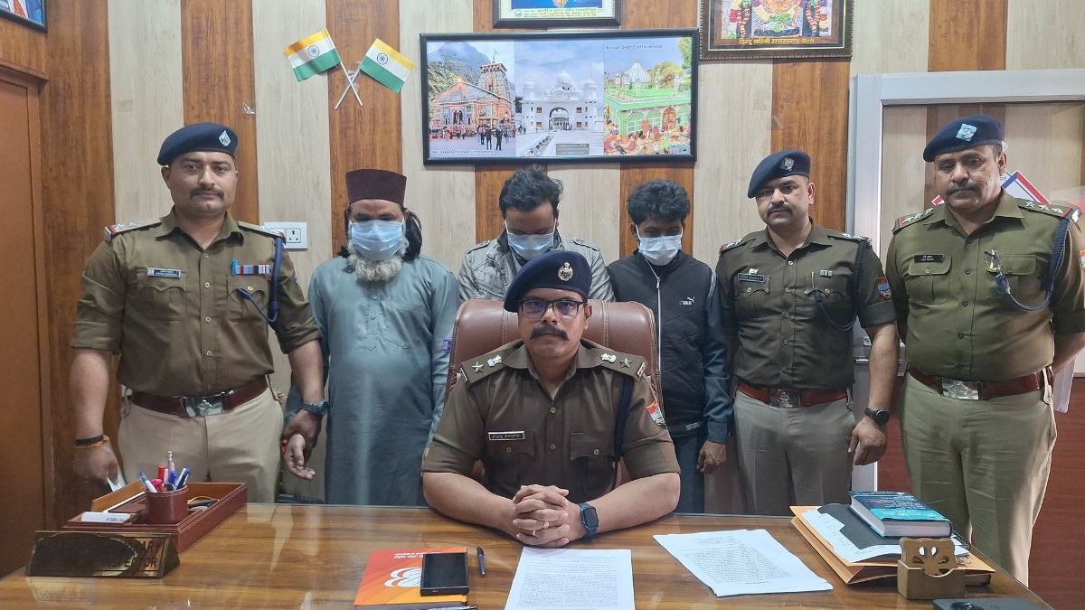 पुलिस ने आरोपियों को किया गिरफ्तार. (Photo: Screengrab)