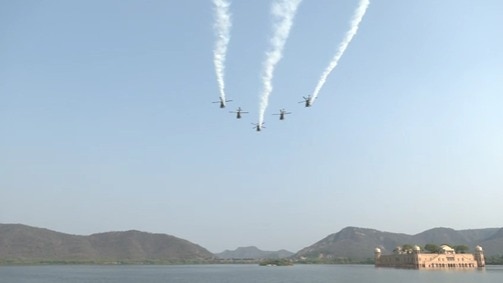 5 मीटर दूरी पर उड़ते जेट्स ने दिखाया अद्भुत कौशल.(Photo: Screengrab)