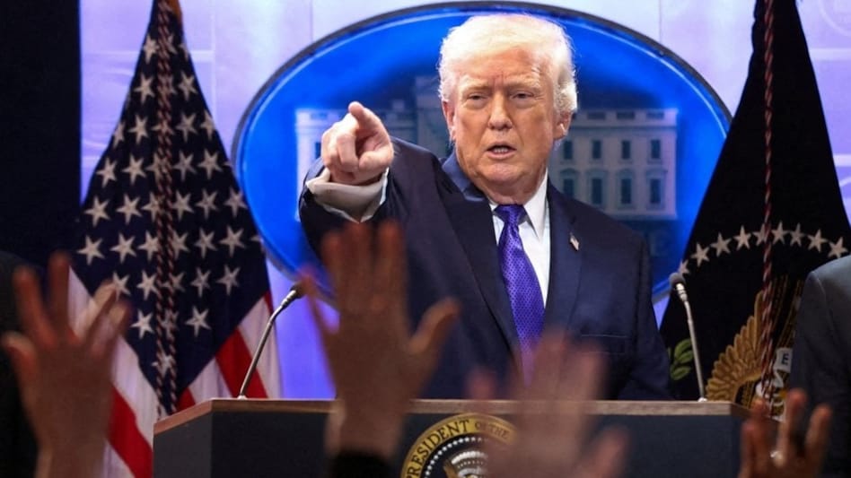 ट्रंप ने संकेत दिया कि जरूरत पड़ने पर टैरिफ बढ़ाया भी जा सकता है. (Photo- AP)